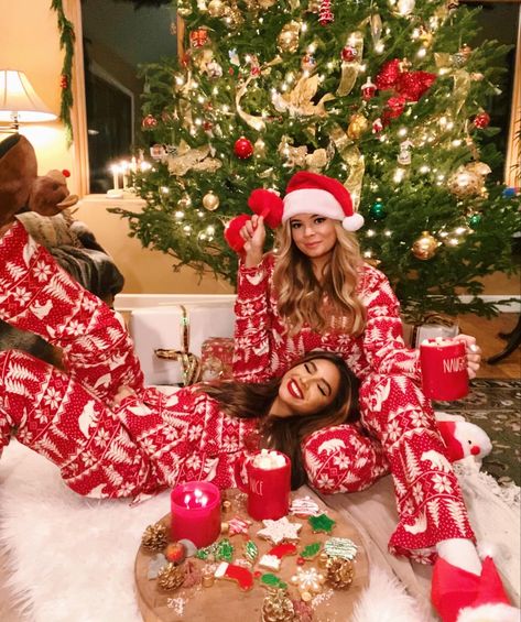 Friendsmas Matching Pjs, Pijama Christmas Party Outfit, Christmas Photos Best Friends, Christmas Pj Photoshoot Friends, Christmas Friends Pictures, Friends Matching Christmas Pjs, Christmas Pajamas Photoshoot Friends, Friendsmas Photoshoot, Christmas Pyjamas Friends