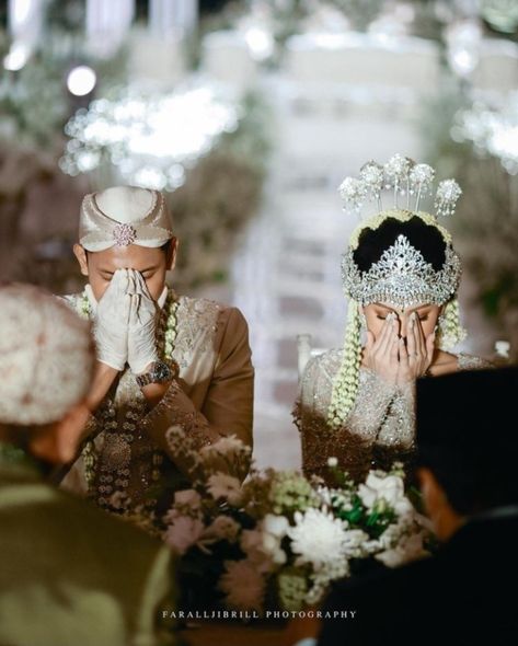 Wedding Sunda, Foto Akad, Konsep Wedding, Ide Prewedding, Sunda Wedding, Wedding Akad, Wedding Preparation Photos, Pose Pengantin, Moodboard Wedding