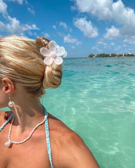 Seashell Hairstyles, Hawaii Sea, Beach Girl Aesthetic, Ocean Vacation, Vacation Hairstyles, Beach Hawaii, Beach Poses, Summer Feeling, Jolie Photo