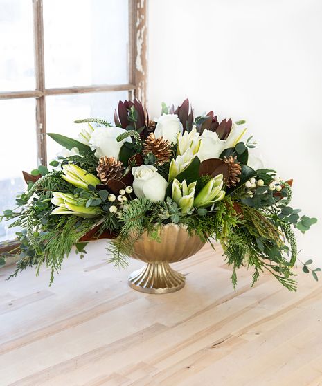 January Flower Arrangements, Green And Gold Christmas Decor, Ideas Christmas Decoration, Retail Decor, Thanksgiving Floral Arrangements, Holiday Buffet, Green And Gold Christmas, Winter Flower Arrangements, Decoration Ideas Christmas