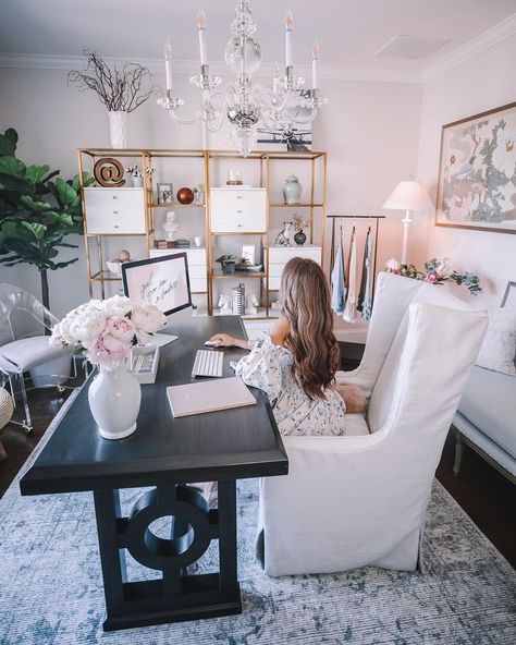 Home office design. Girl Boss Office, Chic Office Decor, Feminine Home Offices, Cool Office Space, Cozy Home Office, Work Office Decor, Deco Studio, Craft Room Office, Chic Office