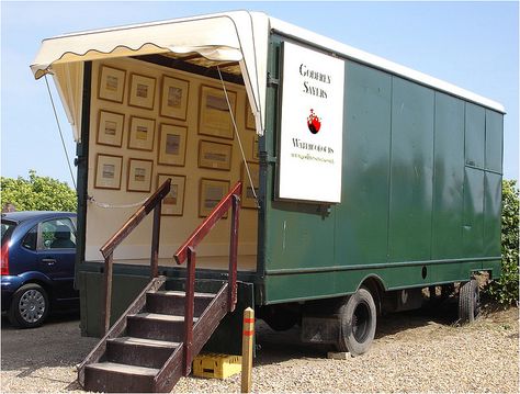 Mobile art gallery Mobile Art Studio Trailer, Wonder Wagon, Mobile Museum, Mobile Art Studio, Mobile Boutiques, Mobile Exhibition, Pallet Art Diy, Horse Box Conversion, Camper Art