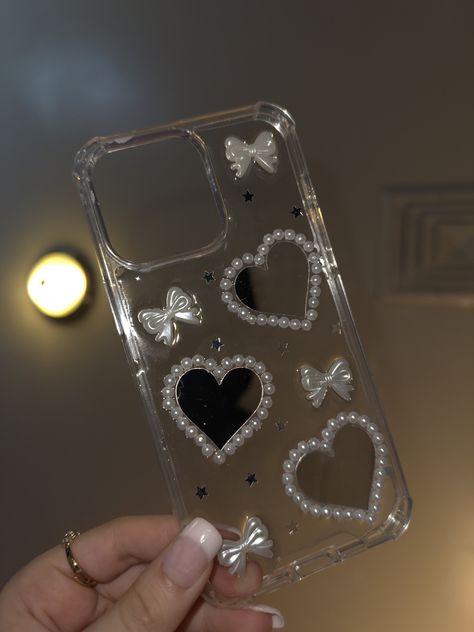 𝓭𝓮𝓽𝓪𝓲𝓵𝓼 ౨ৎ  ❥ Handmade Excellence: Each case is lovingly handcrafted, ensuring a unique and high-quality finish. ❥ Charming Design: Adorned with adorable bows and elegant pearl hearts, this case adds a touch of sweetness to your daily style. ❥ Mirror Finish: The reflective mirror surface is perfect for quick touch-ups on the go, making it a must-have accessory for the modern individual. ❥ Durable Protection: Made from sturdy materials, this case offers robust protection against scratches, Selfie Phone Case, Pearl Phone Case, Phone Lover, Bow Phone Case, Apple Cider Vinegar For Skin, Phone Case Clear, Mirror Phone Case, Heart Mirror, Tech Products