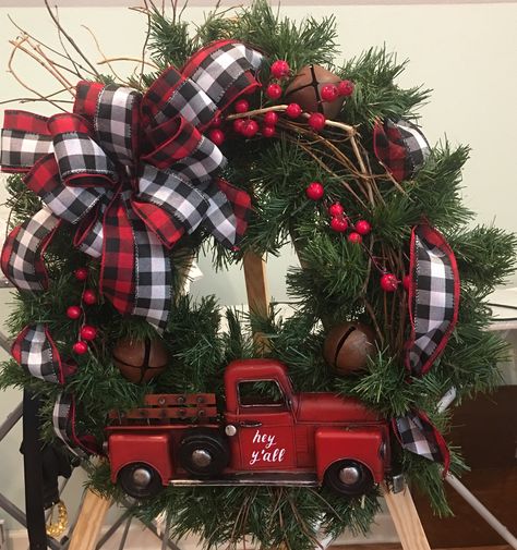 Red Truck Wreath, Red Truck Wreath Ideas, Gold Christmas Tree Decorations, Floral Door Wreaths, Christmas Red Truck, Plaid Christmas Decor, Christmas Door Wreaths, Christmas Mesh Wreaths, Country Christmas Decorations