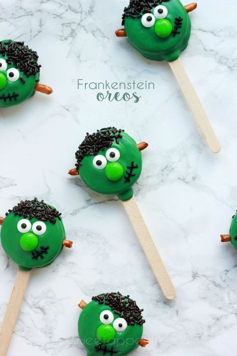 Frankenstein Oreo Pops. Cutest little Halloween treat ever. Frankenstein Cookies, Quick Halloween Treats, Frankenstein Cookie, Easy Halloween Party Food, Halloween Oreos, Postres Halloween, Dulces Halloween, Spooky Halloween Treats, Easy Halloween Party