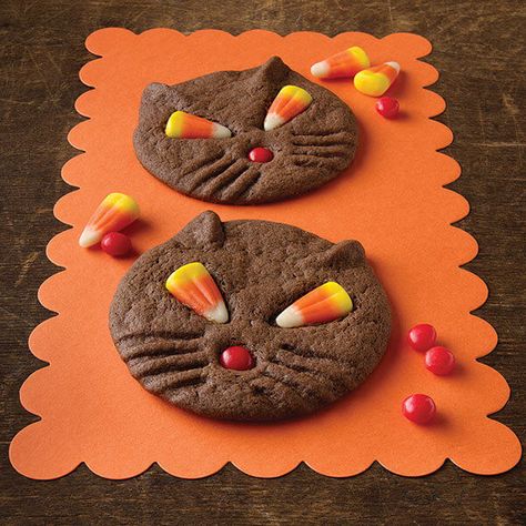 Halloween Wars, Black Cat Cookies, Kitty Cookies, Biscuits Halloween, Fun Halloween Desserts, Pasteles Halloween, Postres Halloween, Halloween Foods, Cat Cookies