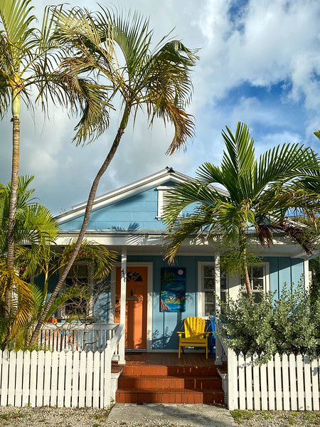 Florida Houses Aesthetic, Florida Keys House, Florida Keys Aesthetic, Beach House Florida, Florida Houses, Case Creole, Key West House, Florida Keys Road Trip, Florida Cottage