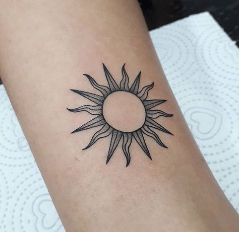 Sun Tattoo Meaning, Black Crow Tattoos, Rib Tattoos For Guys, Traditional Black Tattoo, Shamrock Tattoos, Tatuagem Masculina Pequena, Floral Thigh Tattoos, Leo Tattoos, Family Tattoo