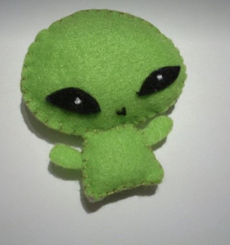 Proflies Pictures Aesthetic, Home Made Plushies, Alien Room Aesthetic, Green Alien Aesthetic, Space Plushies, Weird Trinkets, Aliencore Outfit, Aliencore Aesthetic, Aliens Aesthetic