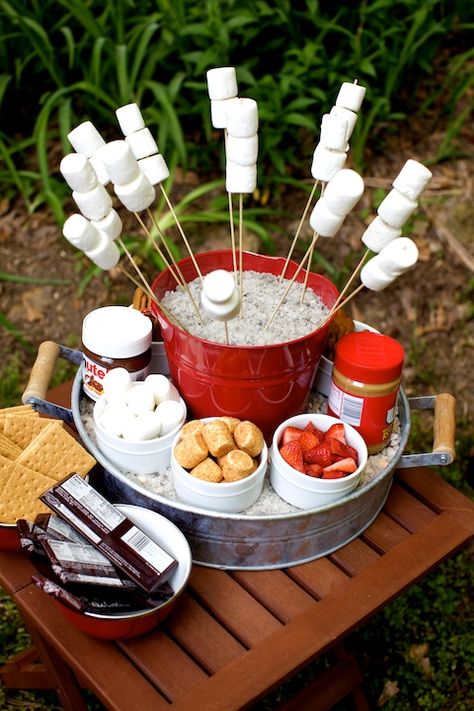 Image from Martie Knows Parties Smores Bar, Bonfire Party, Food Bars, Reception Food, S'mores Bar, Festa Party, S'mores, Snacks Für Party, Fire Pits