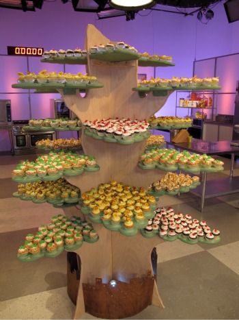 Amazing cupcake tree. Cupcake Accessories, Cupcake Tree, Frosting Techniques, Beauty Station, Cake And Cupcake Stand, Cupcake Wars, Creative Cupcakes, Creative Display, Trending Recipes