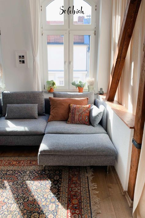 Drei-Zimmer-Altbauwohnung: Zu Besuch bei Deniz in Köln Foto: goodtobehome #solebich #altbau #wohnzimmer #couch #grau #oldbuilding #livingroom #sofa #grey Beige And Grey Living Room, Decor Over Couch, Grey Sofa Living Room, Grey Couch, Grey Couch Living Room, Grey Interior Design, Colorful Apartment, Beige Living Rooms, Beautiful Sofas