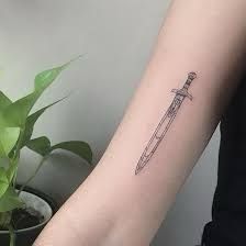 Percy Jackson Themed Tattoos, Riptide Tattoo Percy Jackson, Subtle Percy Jackson Tattoo, Tatuagem Percy Jackson, Percy Jackson Tattoo, Tattoo Kiss, Fandom Tattoos, Trident Tattoo, Bookish Tattoos