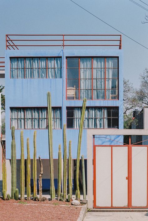 Juan O'Gorman .   Casa Estudio Diego Rivera y Frida Kahlo  Juan O’ Gorman . Mexico City afasia (11) Arquitectura Wallpaper, Brick Roof, Concrete Staircase, Modernist House, Diego Rivera, Modernist Design, Red House, Architecture Fashion, Facades