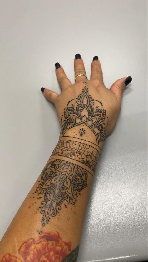 ⭐️ Rihanna Hand Tattoo, Female Tattoo Designs, Mandala Hand Tattoos, Jagua Henna, Henna Inspired Tattoos, Hand And Finger Tattoos, Cute Hand Tattoos, Pretty Hand Tattoos, Henna Tattoo Hand