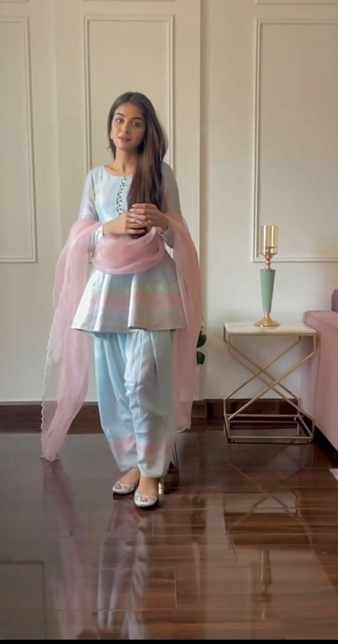 Trendy Outfits Indian, Simple Frocks, Stylish Short Dresses, Desi Fashion Casual, Pakistani Dresses Casual, Salwar Kamiz, Trendy Dress Outfits, Simple Pakistani Dresses, Designer Dresses Casual