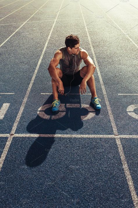 Running Aesthetic Men, Running On Track, Running Photoshoot, Runner Photography, Male Fitness Photography, Running Schedule, Track Senior Pictures, Workout Photoshoot, Sports Photoshoot