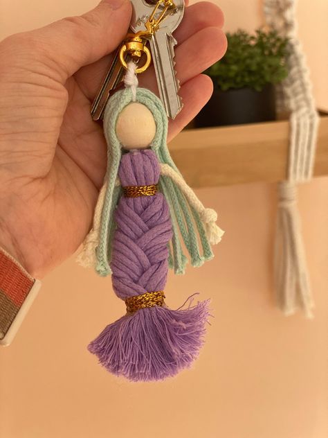 Personalised Keyring//bag Charm//keyring//macrameEtsy UK | Artesanato de sereia, Bonecos de fios, Enfeites feitos à mão . #Macrame_Keyring #Dolls_Handmade_Diy #Mermaid_Crafts #Yarn_Dolls Macrame Keyring, Mermaid Crafts, Yarn Dolls, Doll Diy Crafts, Fence Decor, Macrame Patterns Tutorials, Macrame Ideas, Macrame Knots, Macrame Art