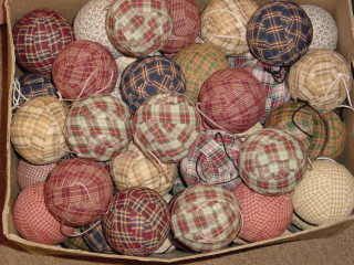 Diy Bowl Fillers, Homespun Christmas, Rag Balls, Primitive Decor Ideas, Primitive Fabric, Rag Garland, Fabric Balls, Homespun Fabric, Cute Christmas Tree