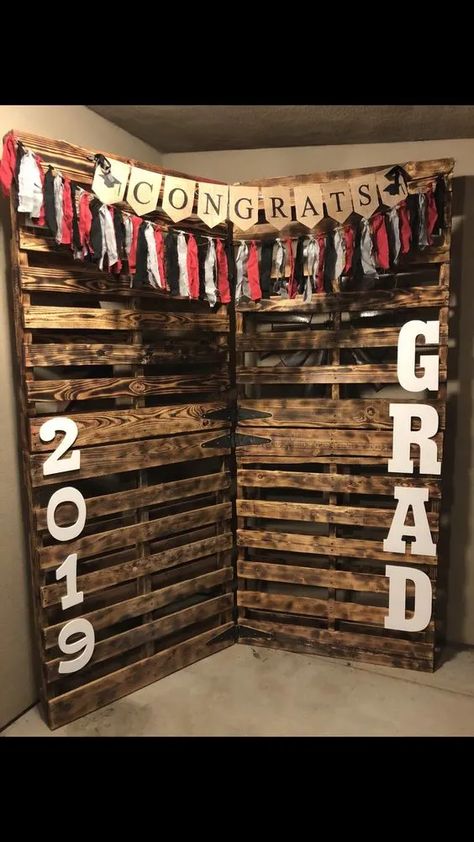 50+ Awesome DIY Outdoor Graduation Party Ideas - HubPages Outdoor Graduation Party Ideas, Outdoor Graduation Party, Country Graduation, Boys Graduation Party, Graduation Party Inspiration, Rustic Graduation Party, Grad Party Theme, Graduation Party Pictures, Nursing School Graduation Party