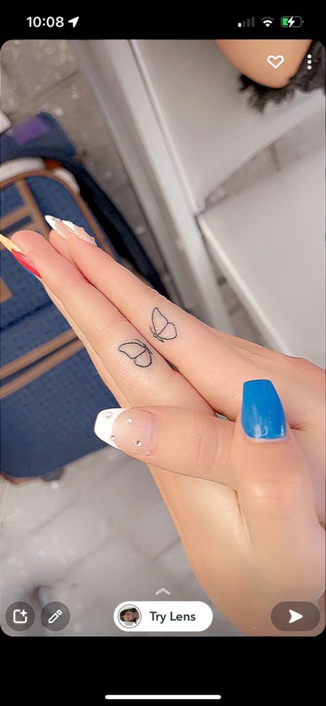 tiny finger tattoo Finger Tattoos For Besties, Finger Tattoo Best Friend, Matching Tattoos For Best Friends Finger, Cute Small Best Friend Tattoos, Finger Tattoos Friendship, Finger Friendship Tattoos, Small Tattoo Ideas Best Friends, Small Tattoos For Besties, Best Friend Tatooes