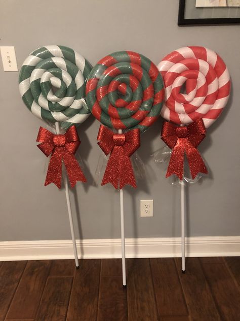 Dollar Store Christmas Crafts, Christmas Lollipops, Gingerbread Christmas Decor, Christmas Themes Decorations, Candy Land Christmas Decorations, Christmas Yard Decorations, Dollar Store Christmas, Pool Noodle, 카드 디자인