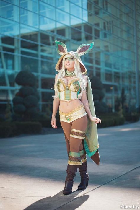 Pokemon - Leafeon -01- by beethy Cosplay Pokemon, Batman Christian Bale, Gijinka Pokemon, Pokemon Costumes, Pokemon Gijinka, Jessica Nigri, Pokemon Cosplay, Epic Cosplay, Cosplay Diy