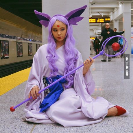 Espeon cosplay Espeon Costume, Espeon Gijinka, Espeon Cosplay, Simple Cosplay Ideas, Cosplay Memes, Anime Cosplay Ideas, Pokemon Costumes, Comic Con Costumes, Funny Cosplay