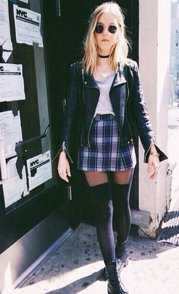 I love plaid skirt outfits like this! Perfect outfit for the fall or winter! 90s Fashion For Women, Fashion Guys, Style Année 90, Gala Gonzalez, Look Grunge, Emmanuelle Alt, 90s Fashion Grunge, Fashion 90s, Hipster Outfits