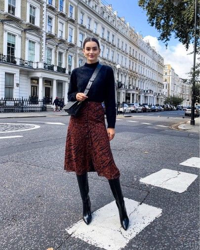 High Boots Style Outfit, High Boots Autumn Outfit, Black Knee High Boots Midi Skirt Outfit, Long Skirt Long Boots, Long Skirt With Knee High Boots, Knee High Boots Outfit Midi Skirt, Midi Winter Skirt, Midi Skirt With Boots Winter, High Boots Midi Skirt Outfit