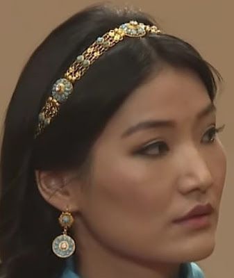 Tiara Mania: Bhutanese Turquoise & Gold Bandeau Tiara worn by Queen Jetsun Pema Bhutan Jewellery, Indian Tiara Headpieces, Queen Jetsun Pema, Bhutanese Jewellery, Tibetan Chupa, Historic Crowns And Tiaras, Bandeau Tiara, Topaz Tiara, Emerald Kokoshnik Tiara