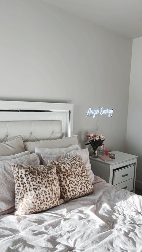 White Room Decor, Luxury Room Bedroom, Dorm Inspo, College Apartment Decor, Dorm Room Inspiration, College Room, Girly Room, Redecorate Bedroom, Apartment Decor Inspiration