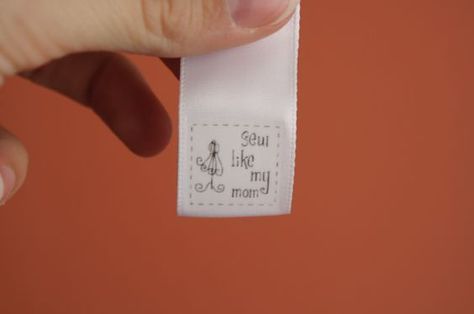 Best sewing label tutorial I've ever seen, from Sew Like My Mom. Thanks, Pal! Ribbon Clothing, Clothes Labels, Knitting Labels, Diy Label, Make Your Own Labels, Craft Label, Sewing Labels, Ribbon Diy, Diy Labels