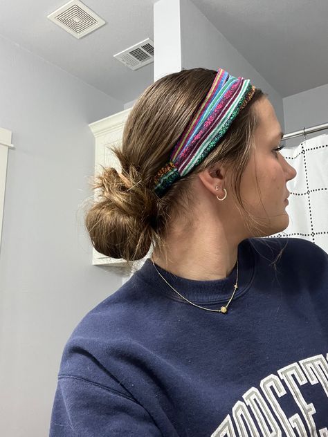 messy low bun, headband hair style Headband Low Bun, Boho Bandeau Hairstyles, Low Bun With Headband, 90s Headbands, Bun With Headband, Cute Headband Hairstyles, Messy Bun Headband, Bun Headband, Headband Bun