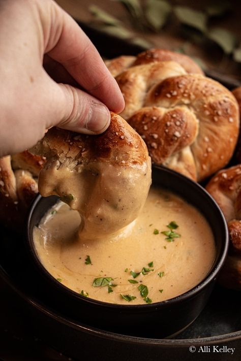 Beer Cheese Recipe, Beer Cheese Dip Recipe, Beer Cheese Sauce, Beer Sauce, Beer Cheese Dip, Cheesy Dip, Cheese Dip Recipes, Cheese Sauce Recipe, Light Meals