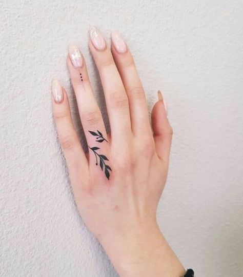 25 Dainty Finger Tattoos To Bring Out Your Beauty Finger Tattoo Ideas, Cute Finger Tattoos, Tato Henna, Tattoos Infinity, Small Finger Tattoos, Finger Tattoo For Women, Hand Tattoos For Girls, Hand And Finger Tattoos, Finger Tattoo Designs