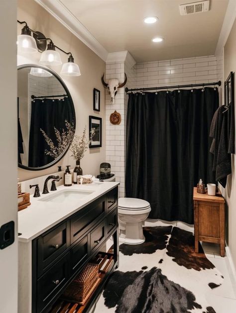 Western Cow Bathroom, Black Decorated Bathroom, Cute Country House Decor, Rustic Home Decor Western Bathroom Ideas, Black Western House Decor, Country Aesthetic House Decor, Gray Western Bathroom, Country Chic Apartment, Farmhouse Western Bathroom