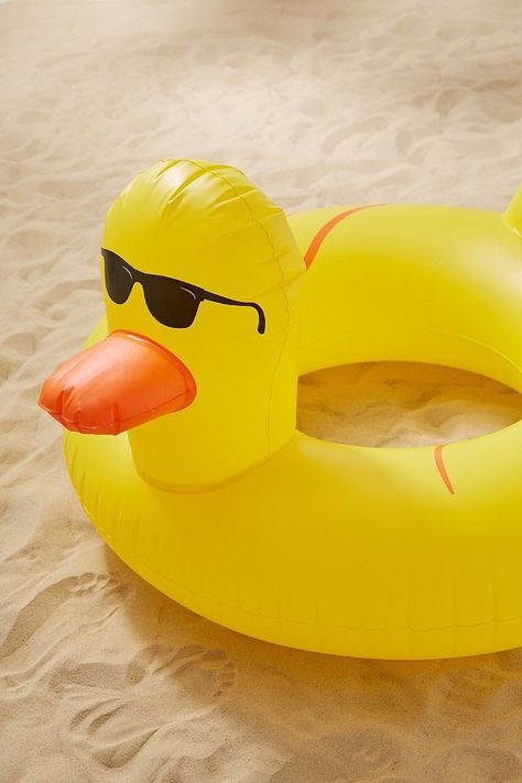 Giant Rubber Duckie Pool Float Urban Outfitters Apartment, Duck Pool, Outdoor Beach Decor, Summer Pool Floats, Pool Party Games, Food Art Photography, Beach Gear, Pool Floats, Summer Pool