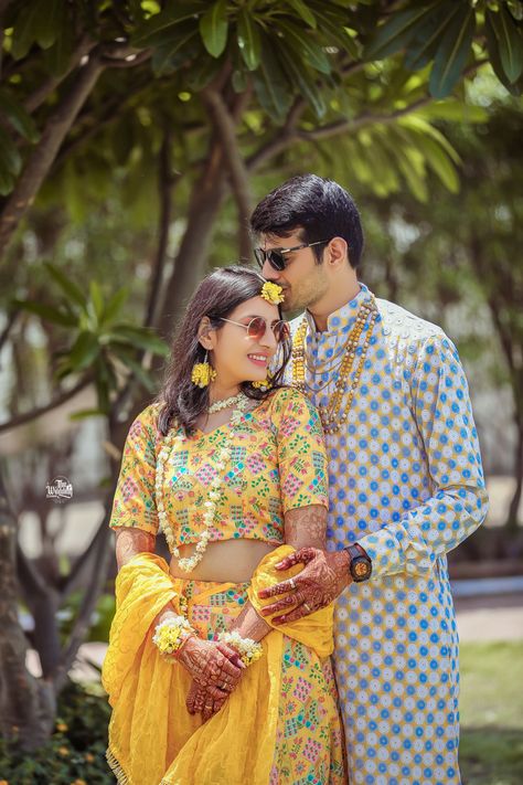 Copul Photoshoot, Haldi Couple Poses, Mehandi Shoot, Haldi Pic, Couple Mehndi, Haldi Couple, Mehndi Poses, Bride Stills, Haldi Pose