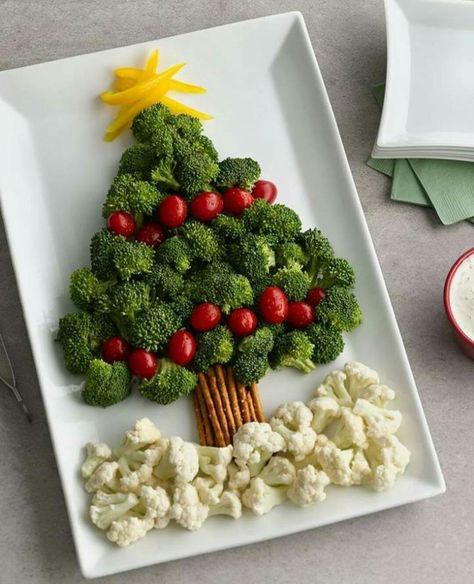 Nikki shik 🌹 #food #healthy #christmas Christmas Veggie Tray, Veggie Christmas, Christmas Vegetables, Best Christmas Appetizers, Healthy Holiday Treats, Christmas Appetizers Easy, Holiday Picks, Vegetable Platter, Healthy Christmas