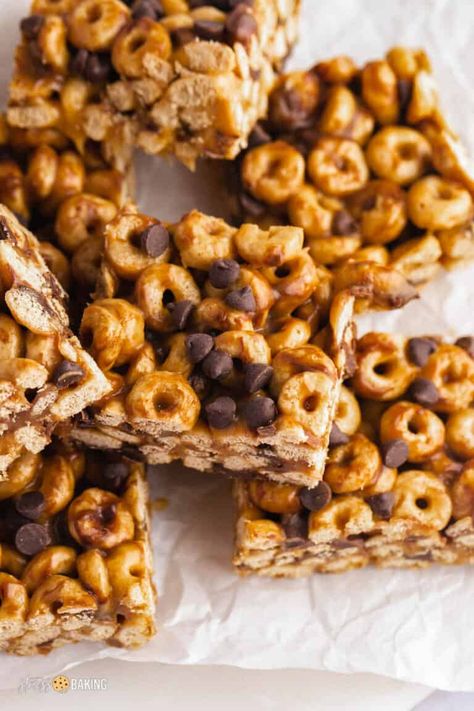 This peanut butter Cheerios bars recipe has 4 simple ingredients, and are quick and easy no-bake peanut butter bars that are a perfect grab and go snack! | stressbaking.com Cherrios Bars No Peanut Butter, Cheerio Dessert, Cherios Recipes, Cheerios Dessert, Cheerios Bars, Peanut Butter Cheerios, Gluten Free Chocolate Peanut Butter, Dessert Bar Recipes, Cheerios Snacks