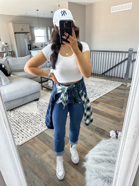 Flannel Spring Outfits, Casual Spring Outfits With Sneakers, Baseball Games Outfit, Park Outfit Ideas Spring, Spring Flannel Outfits, Amusement Park Outfit Spring, White Jeans Outfit Spring Casual, Park Outfit Spring, Vans Platform Sneakers Outfit