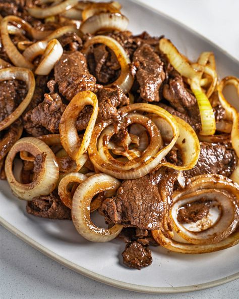 Best Bistek Recipe: The Saucy, Tender Filipino Beefsteak Filipino Ginataan Recipe, Manilla Spoon Recipes, Filipino Bistek Recipe Beef, Filipino Main Dish Recipes, Easy Filipino Food Recipes, Quick Filipino Recipes, Dinner Recipes Filipino, Filipino Food Dinner, Filipino Ulam Recipes