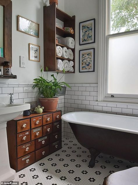 Black White And Wood Bathroom Ideas, Traditional Victorian Bathroom, Vintage Traditional Bathroom, Simple Vintage Bathroom, Cottage Bathroom Ideas Farmhouse, 1912 Bathroom, Vintage Bathroom Remodel Ideas, Small Victorian Bathroom Ideas, Remodel Bathroom On A Budget