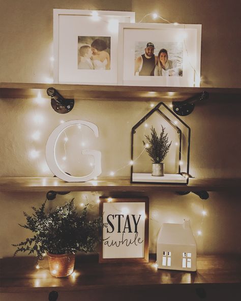 Fairy Light Shelf, Office Decor With Fairy Lights, Home Decor Fairy Lights, Fairy Lights Lounge Living Rooms, Fairy Lights Lounge, Fairy Lights On Shelves, Fairy Lights Decor Living Room, Living Room Fairy Lights Ideas, Shelf With Fairy Lights