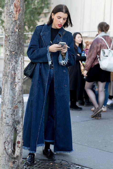 Fashion Weeks Street Style Wearables | Blue is in Fashion this Year | Bloglovin’ Creme Outfits, Japan Outfits, Autumn Woman, Denim Trench Coat, Coat Outfit, Paris Fashion Week Street Style, Fall Wear, Maryam Nassir Zadeh, Fashion Life