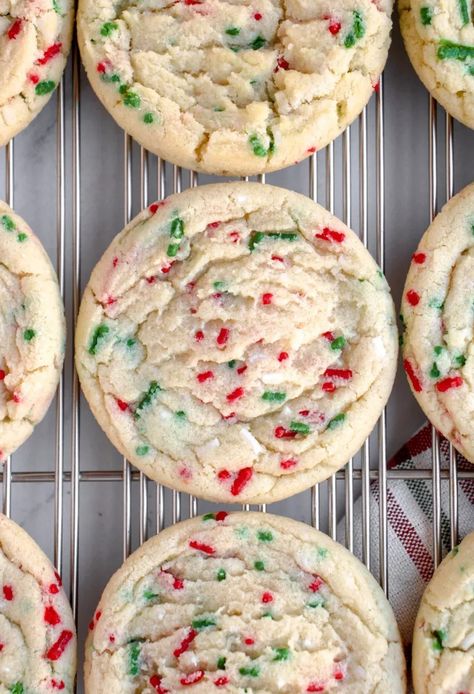 Sprinkle Sugar Cookies, Christmas Baking Recipes, Christmas Sprinkles, Messy Kitchen, Sprinkle Cookies, Xmas Cookies, Classic Cookies, Christmas Snacks, Christmas Cooking