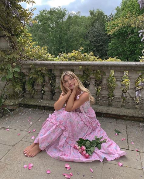 Holding Flowers Pose, 17. Geburtstag, Summer Board, Prom Poses, Twisted Series, Princess Core, Prom Photos, Dress Aesthetic, Princess Aesthetic