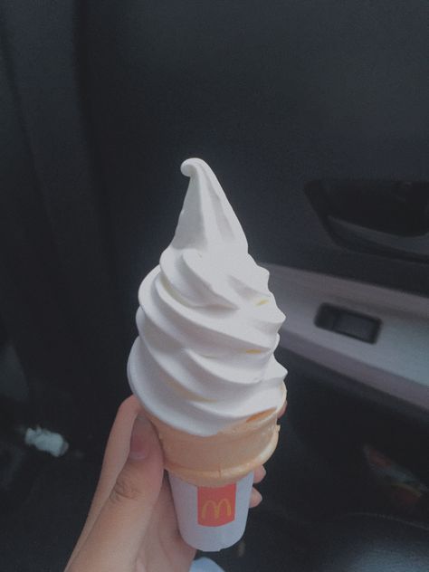 Mcdonalds Ice Cream Aesthetic, Eskrim Aesthetic, Mcdonalds Aesthetic, Korean Ice Cream, I Want Ice Cream, Mcdonalds Ice Cream, Mcdonald's Aesthetic, Ice Cream Inspiration, Minnie Mouse Cookies