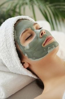 Free Photo | Young woman at spa salon with cosmetic mask on face. high angle photo Skin Care Routine For Teens, Beauty Treatments Skin Care, Spa Facial, Natural Face Mask, Best Skin Care Routine, Skin Care Spa, Beauty Mask, Facial Spa, Holistic Beauty